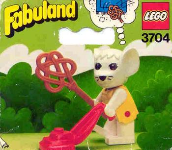 Peeron: Marjorie Mouse, the little housewife with her vacuum